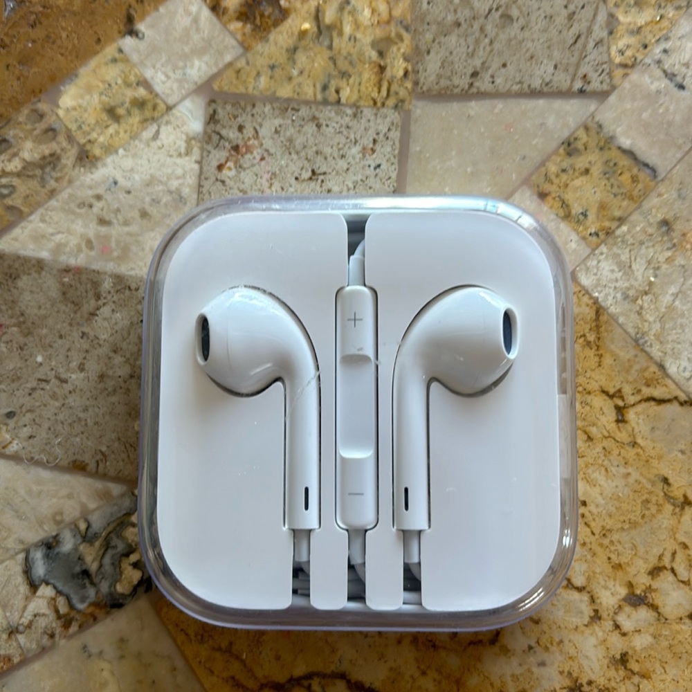 COPY - NWT Apple wired earbuds